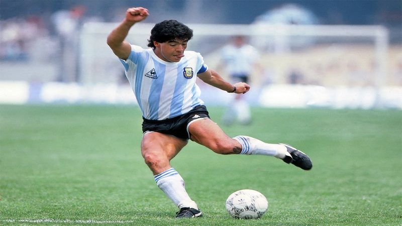 Trong lịch sử có rất nhiều cầu thủ AM nổi bật, Maradona là một trong số đó Trong lịch sử có rất nhiều cầu thủ AM nổi bật, Maradona là một trong số đó