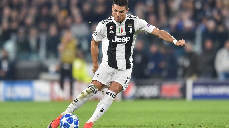 Và Ronaldo chắc chắn cũng là một cầu thủ sút mạnh nhất thế giới Và Ronaldo chắc chắn cũng là một cầu thủ sút mạnh nhất thế giới