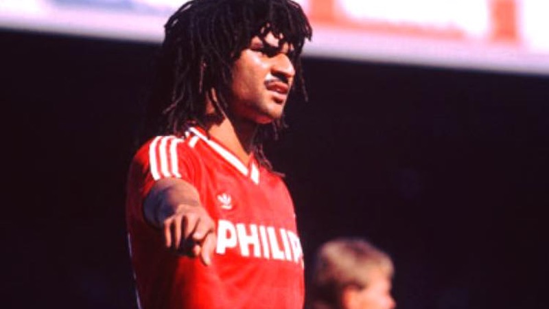 Cầu thủ Ruud Gullit đã có những bước đầu tiên tại quê nhà Hà Lan Cầu thủ Ruud Gullit đã có những bước đầu tiên tại quê nhà Hà Lan