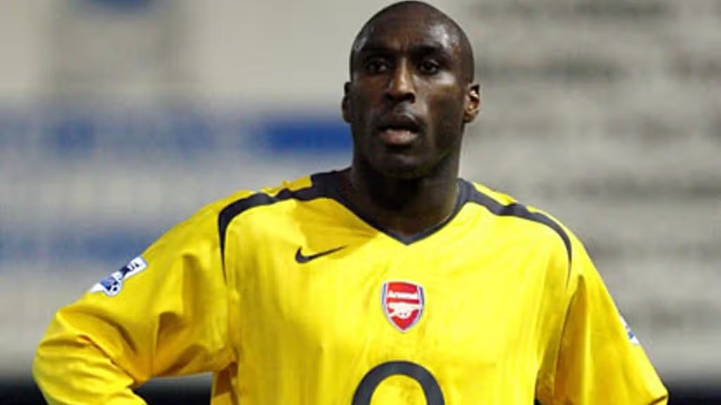 Nhưng cái tên này cũng chơi cho Arsenal và gây tranh cãi rất lớn Nhưng cái tên này cũng chơi cho Arsenal và gây tranh cãi rất lớn