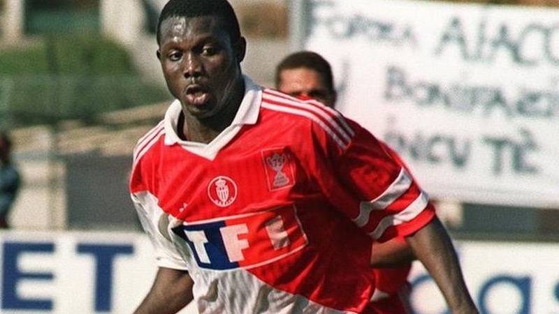 Đương kim tổng thống Liberia từng là tiền đạo Monaco Đương kim tổng thống Liberia từng là tiền đạo Monaco