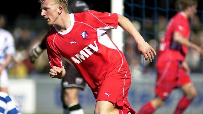 Cầu thủ Dirk Kuyt khi bắt đầu sự nghiệp đã tỏa sáng rất ấn tượng Cầu thủ Dirk Kuyt khi bắt đầu sự nghiệp đã tỏa sáng rất ấn tượng
