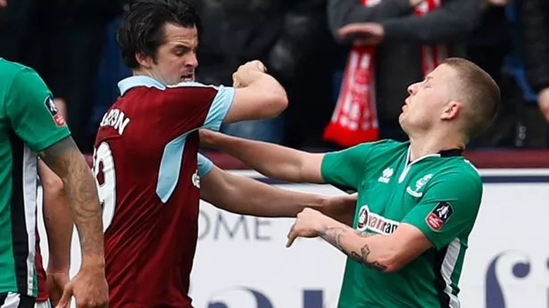Cầu thủ Joey Barton như một gã côn đồ trên sân cỏ Cầu thủ Joey Barton như một gã côn đồ trên sân cỏ