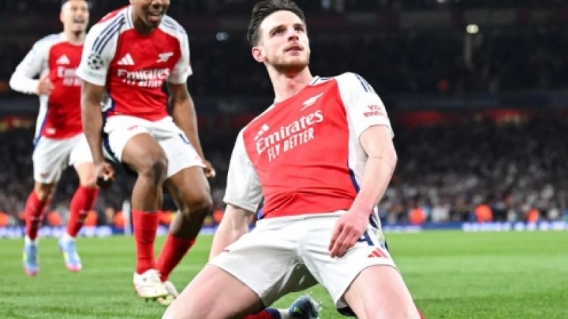 Với nhiều người hâm mộ, cầu thủ Declan Rice như một thủ lĩnh thực sự Với nhiều người hâm mộ, cầu thủ Declan Rice như một thủ lĩnh thực sự